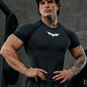 YOUNGLA X BATMAN COMPRESSION SHORT SLEEVE SIZE LARGE BLACK